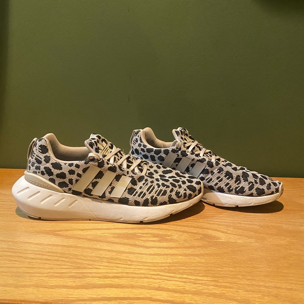 Adidas Swift Run 22 Leopard Print running shoe. Womens Size 8 - Picture 2 of 6